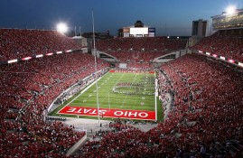 赛事分析-CBA季后赛首回合对决在即！洛杉矶湖人演练定位球，广州队密集防守应对