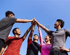 运动员齐心协力，展现出色团队合作精神的简单介绍